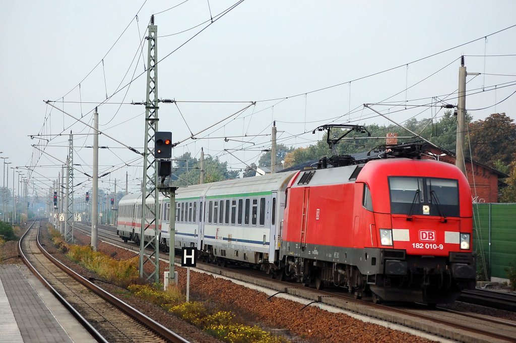 182 010-9 mit dem EC341 nach Krakow Glowny in Rathenow. 08.10.2010