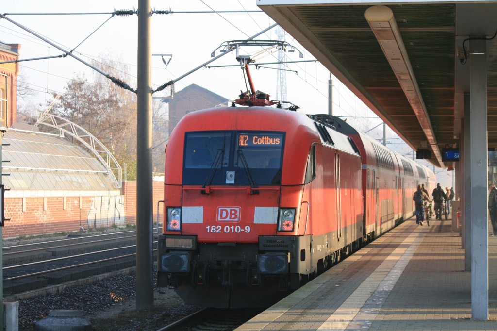 182 010-9 mit RE 2 am 07.11.2011 in Rathenow