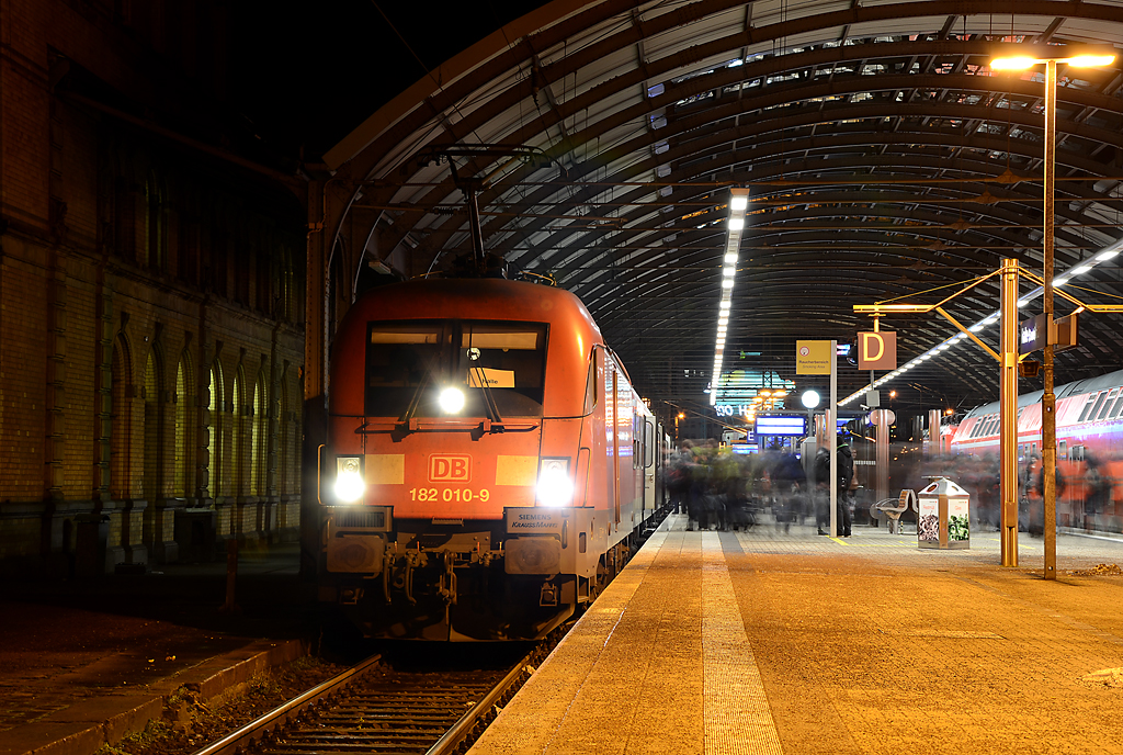 182 010 als RB 16330 am 09.01.11 kurz vor der Abfahrt aus Halle Saale nach Eisennach.