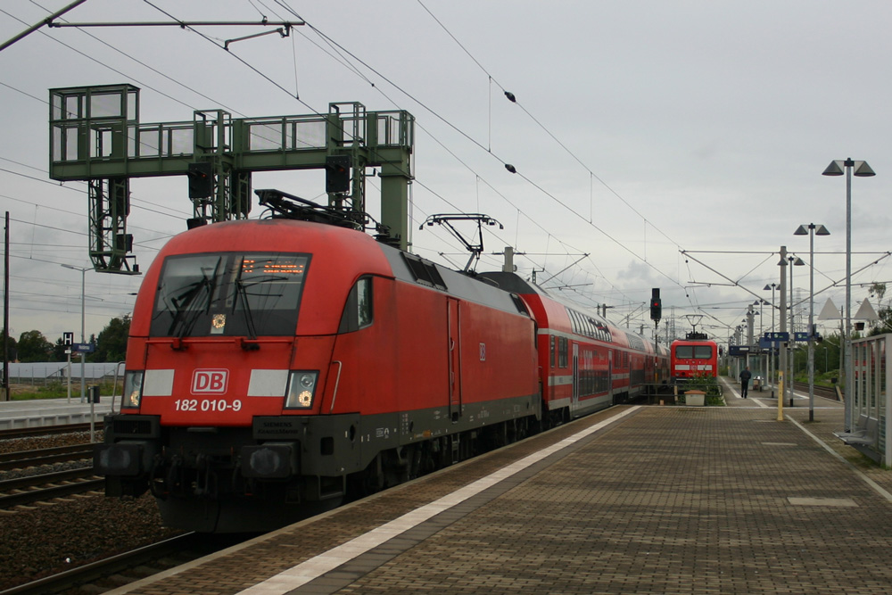 182 010 fhrt mit S1 nach Schna in Heidenau ein.19.09.2011