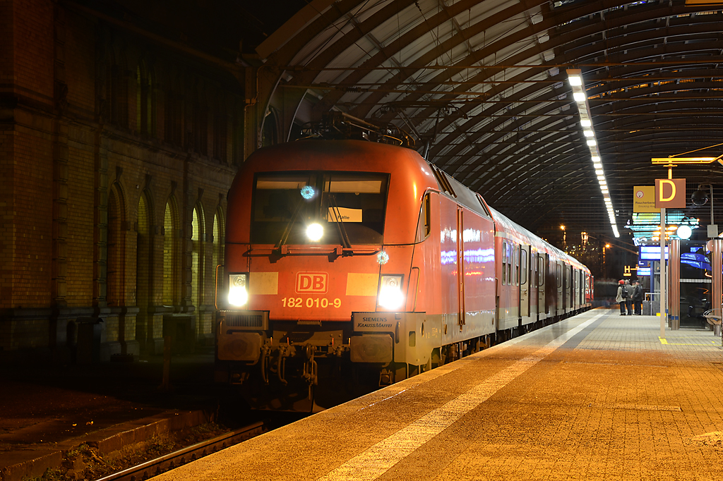 182 010 mit dem RB 16330 am 09.01.11 kurz vor der Abfahrt aus Halle Saale nach Eisennach.