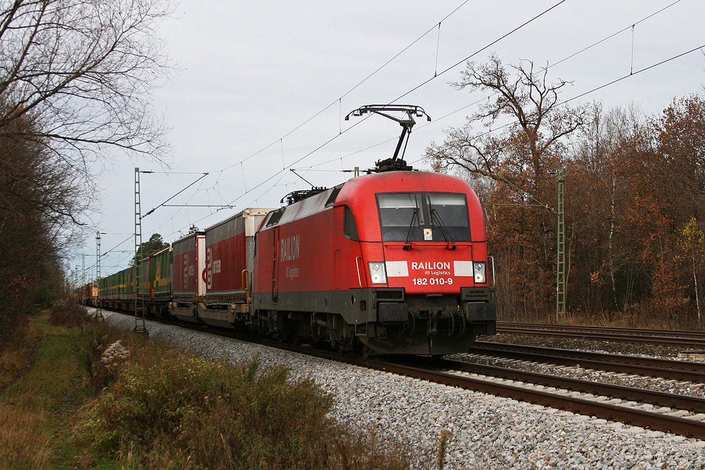 182 010 mit KLV Zug am 14.11.2009 in Haar.