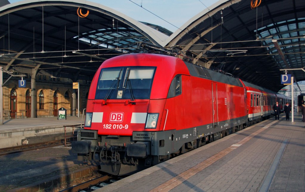182 010 steht am Morgen des 05.03.11 mit einer RB nach Eisenach im Hauptbahnhof Halle(S).