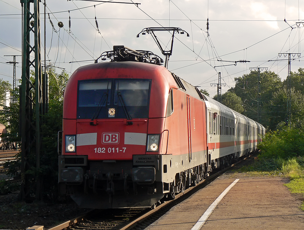 182 011-7 am IC2022 in Kln West am 15.09.2010