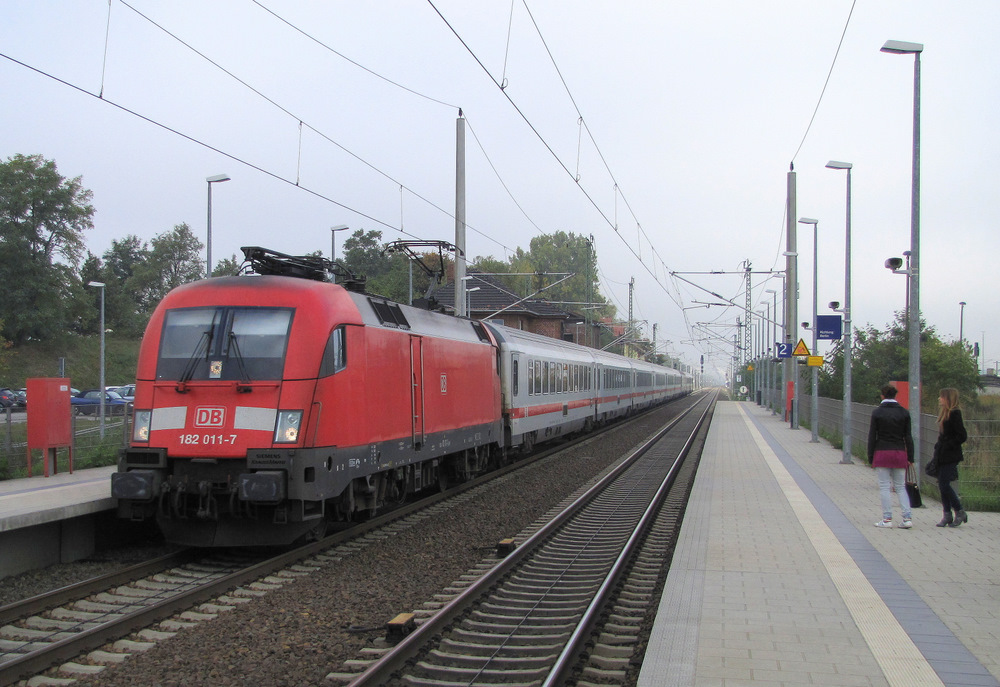 182 011-7 kommt hier mit dem EC 175 von Hamburg-Altona nach Budapest-Keleti pu durch Grobeeren gefahren. Nchster Hlat des Zuges ist Dresden. 11.10.2010