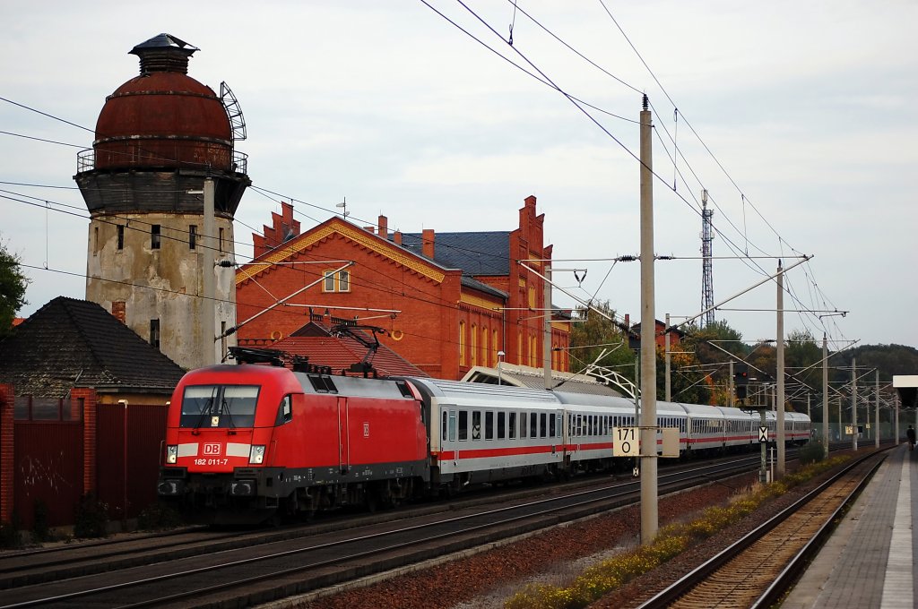 182 011-7 mit dem IC 1923 nach Kln Hbf in Rathenow. 08.10.2010