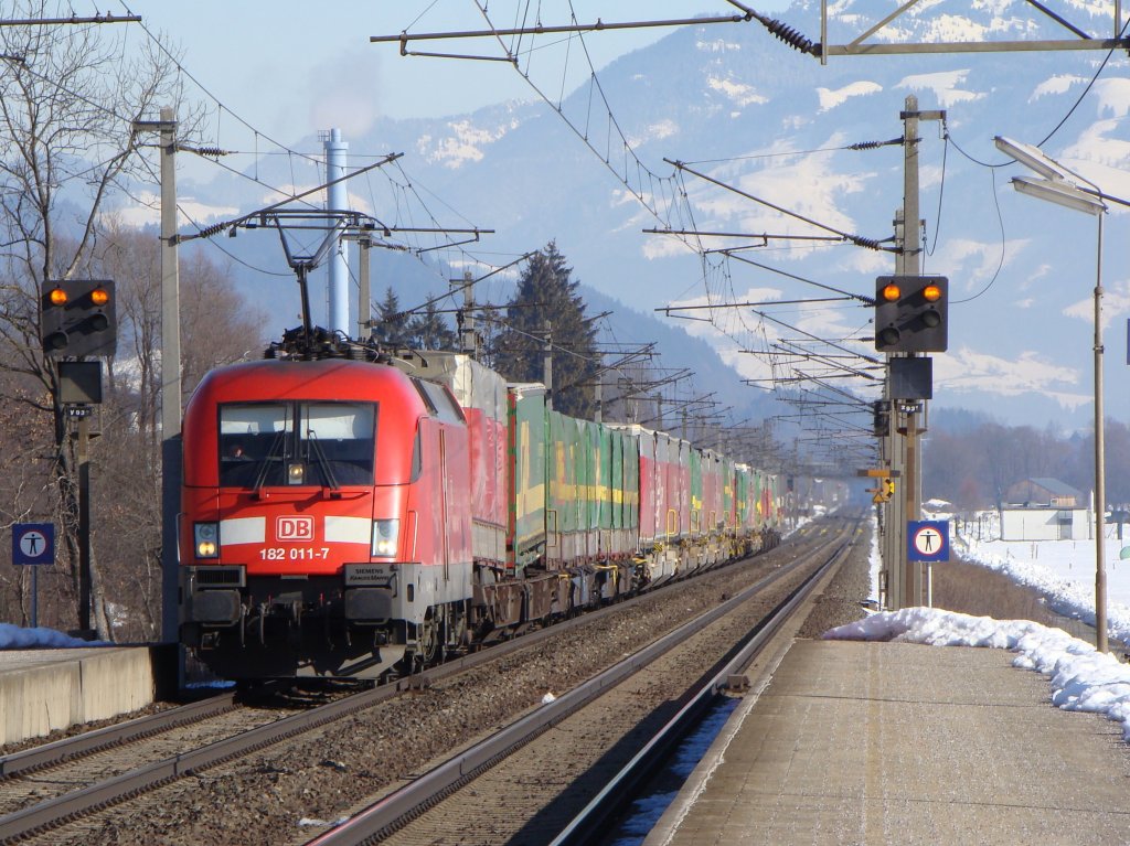 182 011-7 mit KLV Zug bei Langkampfen.08.02.2010