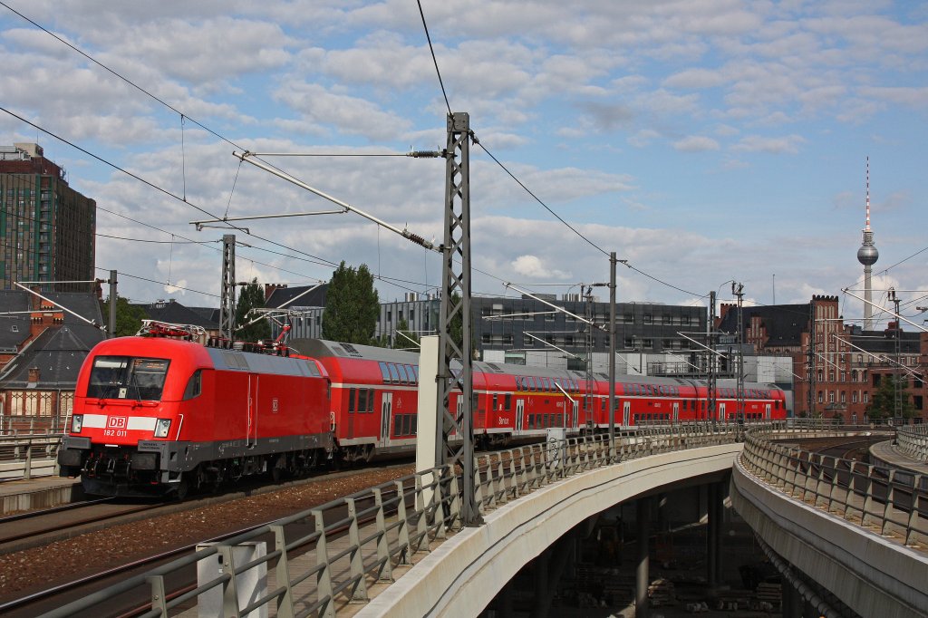 182 011 am 11.8.12 mit einem RE bei der Einfahrt in Berlin Hbf.