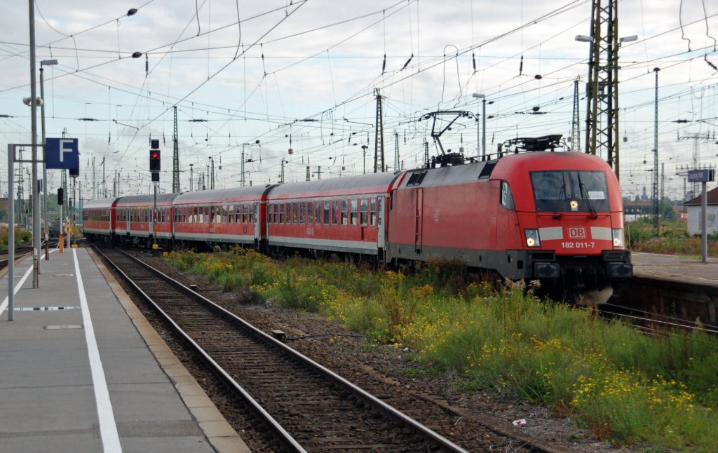 182 011 erreicht am 30.09.10 mit einem RE aus Cottbus den Leipziger Hbf.