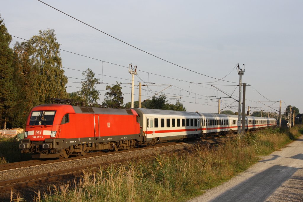 182 011 mit einem IC in Calberlah am 08.10.2010 