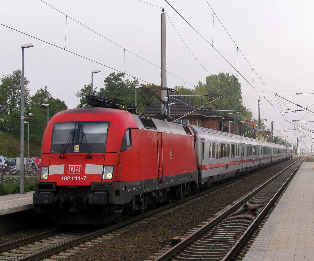 182 011 berraschte Hannes und mich am 11.10. im Bahnhof von Grobeeren, als sie auerplanmig den EC  Jan Jesenius  Richtung Budapest bespannte.