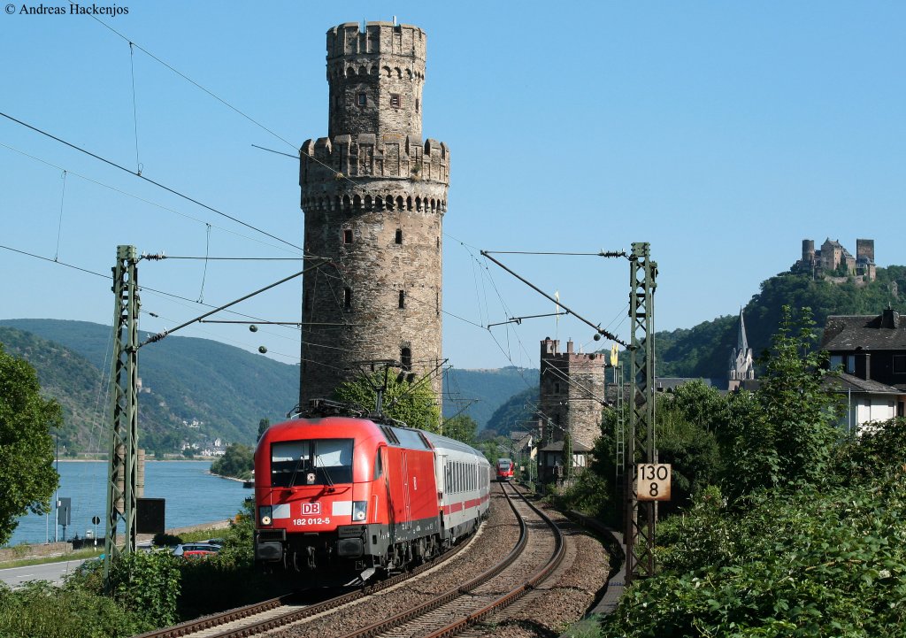 182 012-5 mit dem IC 2022 (Frankfurt(Main)Hbf-Hamburg-Altona)  in Oberwesel 20.7.10