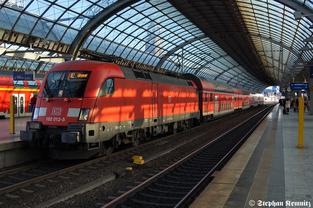 182 012-5 mit dem RE2 (RE 37378) von Cottbus nach Wismar in Berlin-Spandau. 03.01.2012