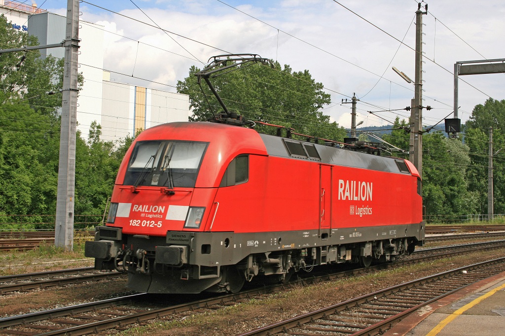 182 012 fhrt am 16.06.2008 als Lokzug durch Bruck/Mur.