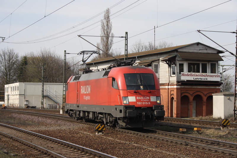 182 013 fuhr LZ durch Lehrte am 30.03.2010 