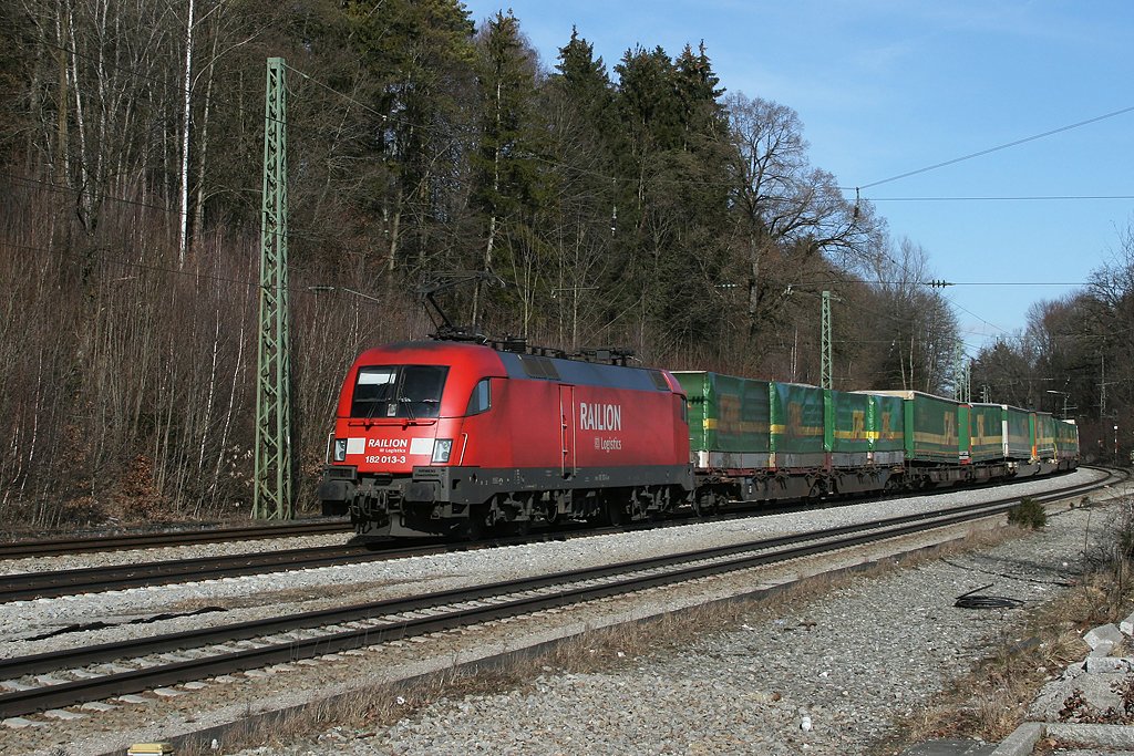 182 013 mit dem SAE KLV Zug am 27.02.2010 in Aling.
