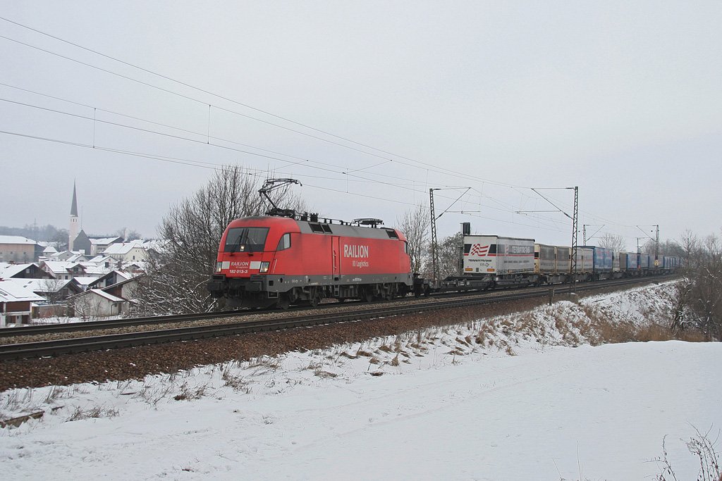182 013 mit dem Terratrans/Paneuropa KLV Zug am 16.01.2010 bei Ostermnchen.