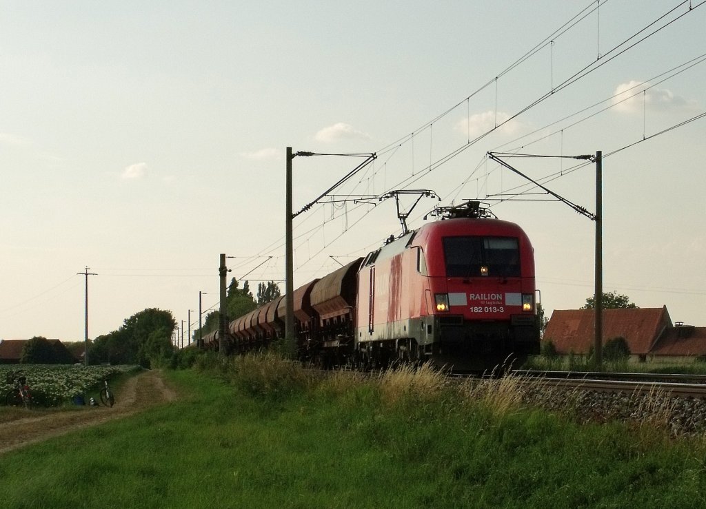 182 013 mit einem Schotterzug in Kfering am 05.07.2010.