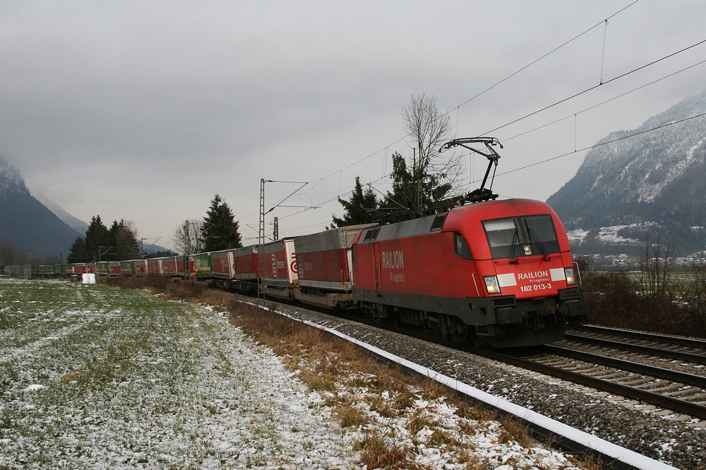 182 013 mit KLV Zug am 5.12.2009 bei Niederaudorf.