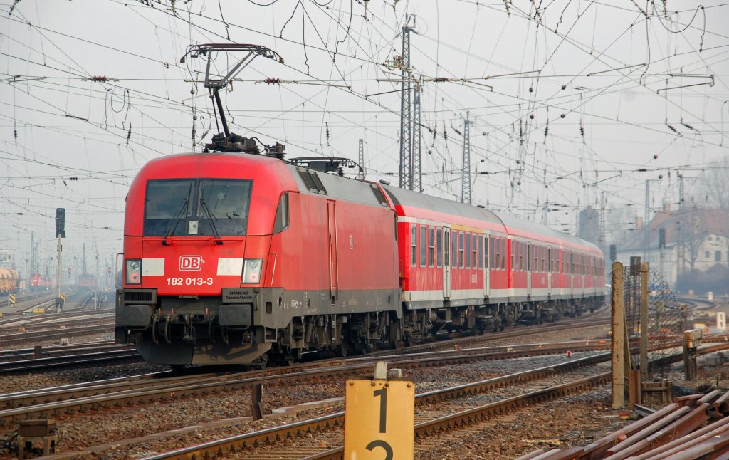 182 013 schiebt am 05.03.11 eine RB Eisenach - Halle(S) durch Grokorbetha.