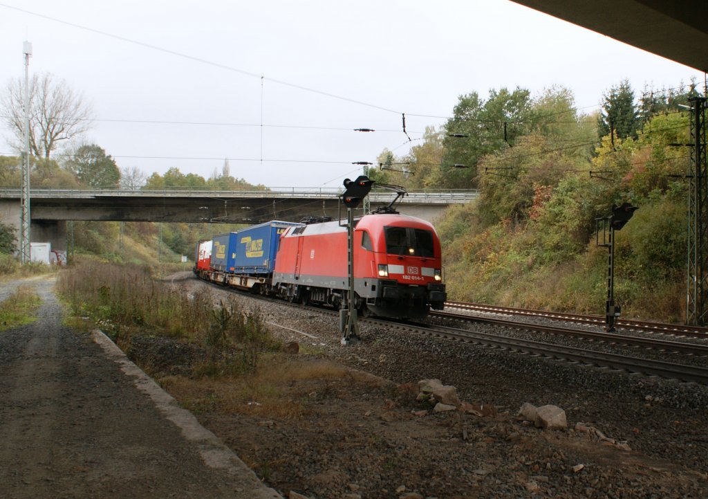 182 014-1 mit einen KLV-Zug bei Fulda am 24.10.2009