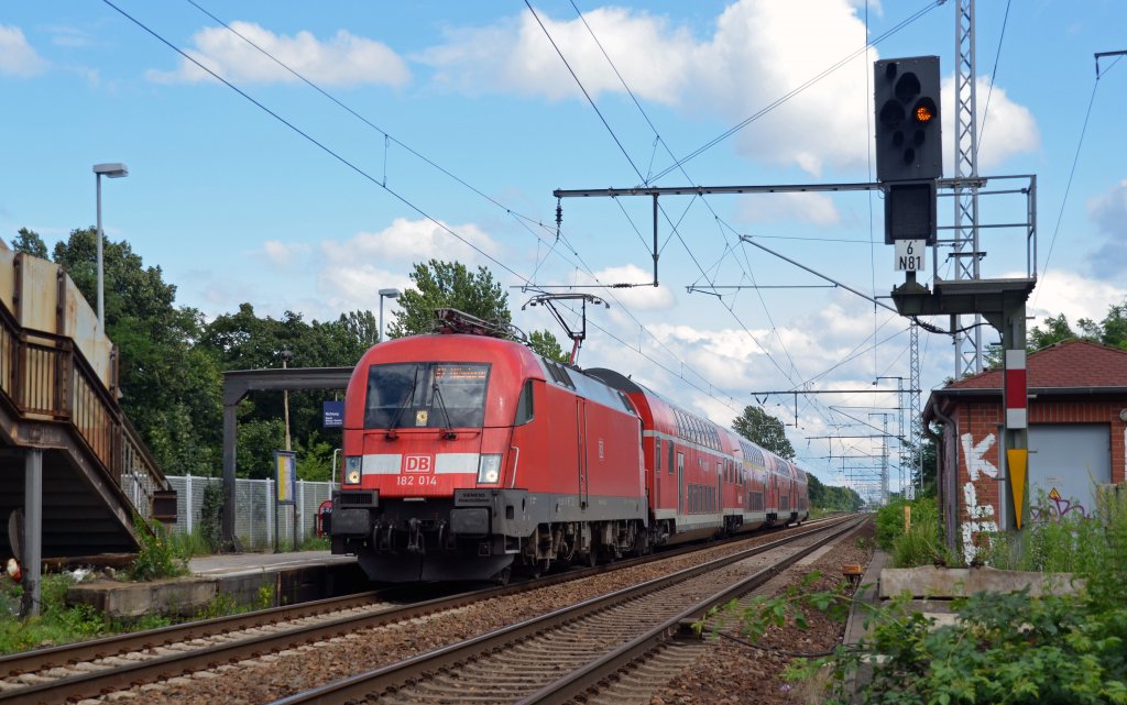 182 014 bespannte am 14.07.12 einen RE von Cottbus nach Wittenberge, fotografiert bei der Durchfahrt in Berlin-Karlshorst.