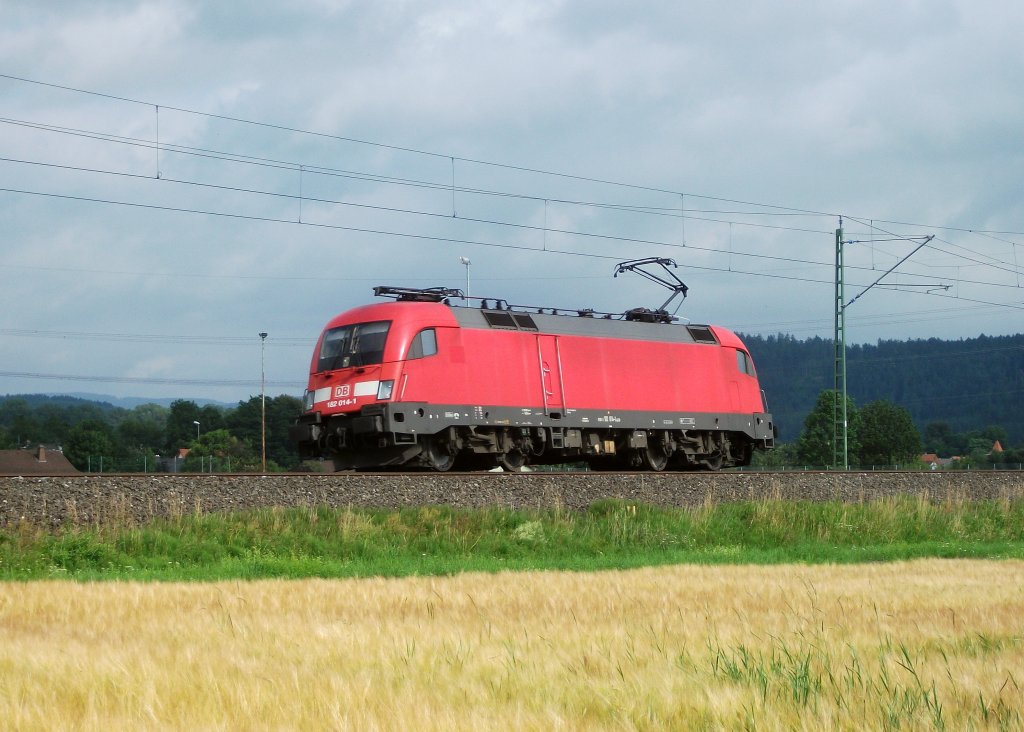 182 014 der DB Regio Cottbus ist am 04.Juli 2011 als Lz bei Halach Richtung Saalfeld/S unterwegs.