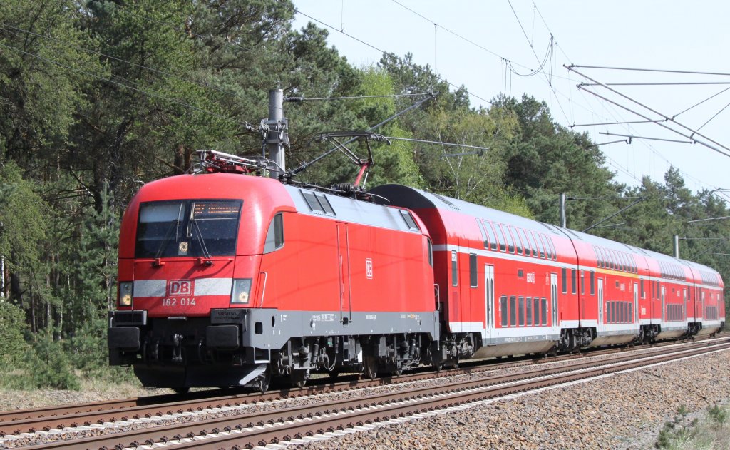 182 014 mit RE 2 am 30.04.2012 bei Friesack