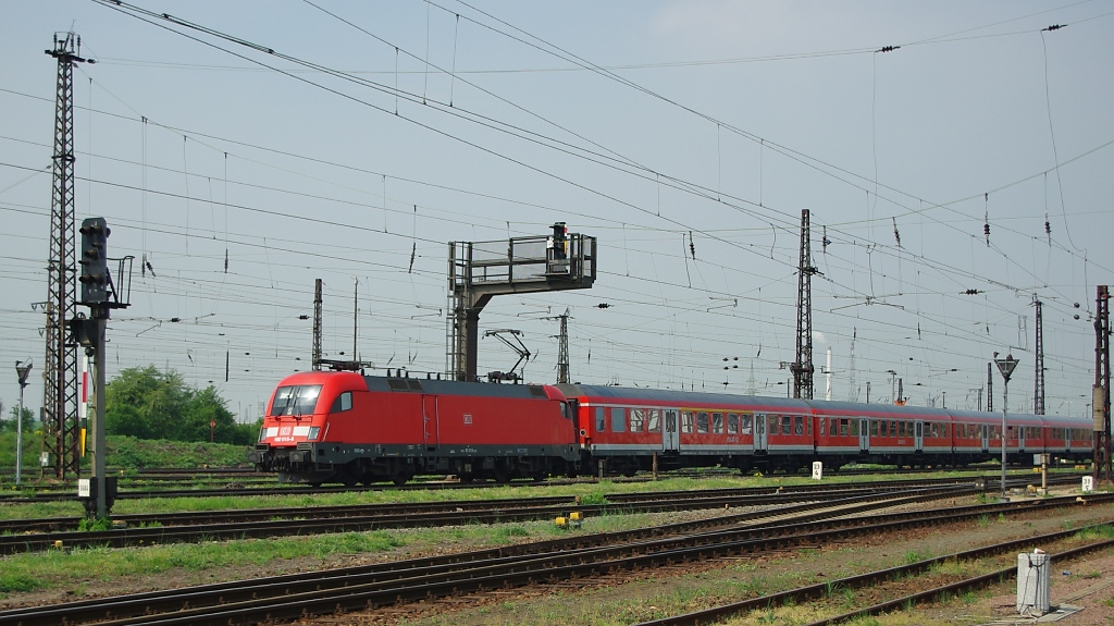 182 015-8 bringt ihre Regionalbahn in Richtung Weimar.Aufgenommen am 28.04.2011 in Grokorbetha.