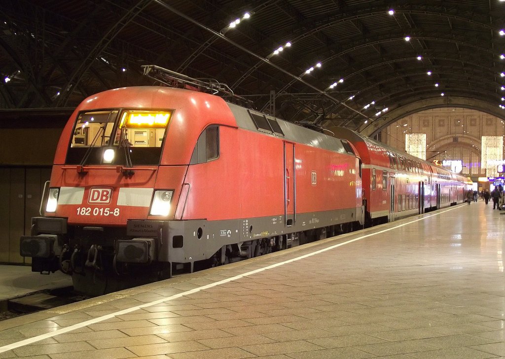 182 015-8 steht am 27. Dezember 2011 mit einem RE nach Dresden Hbf im Leipziger Hbf.
