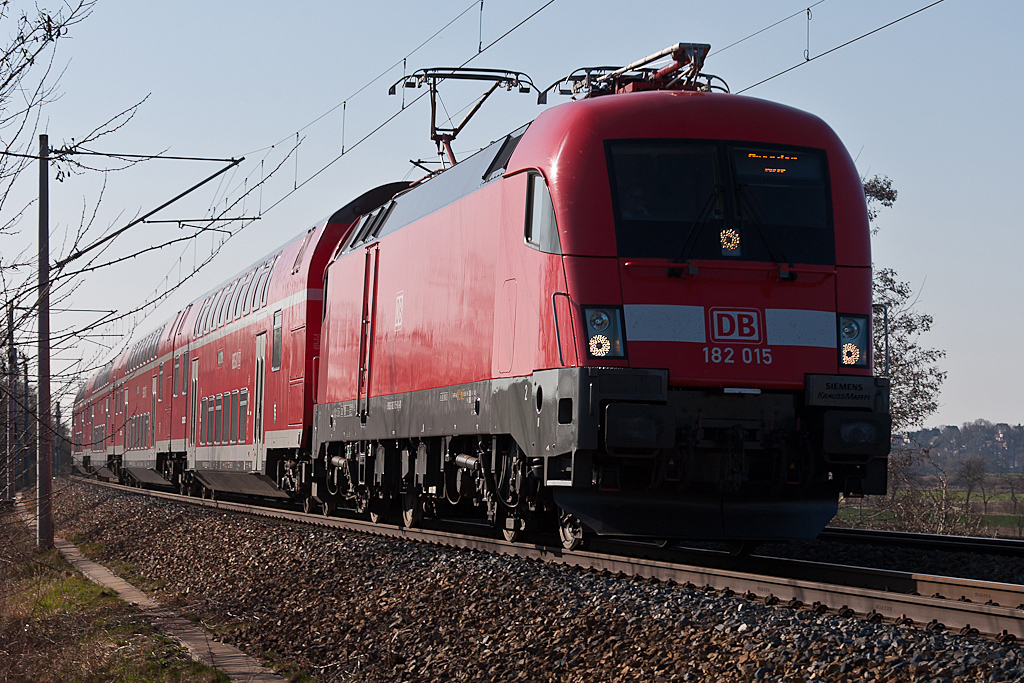 182 015 kommt mit einem Regionalexpress aus Oschatz in Richtung Riesa. (bei Schmorkau am 25.03.2012)