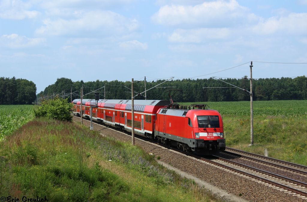 182 015 mit einem RE nach Frankfurt(Oder) bei Rosengarten am 09.07.13.