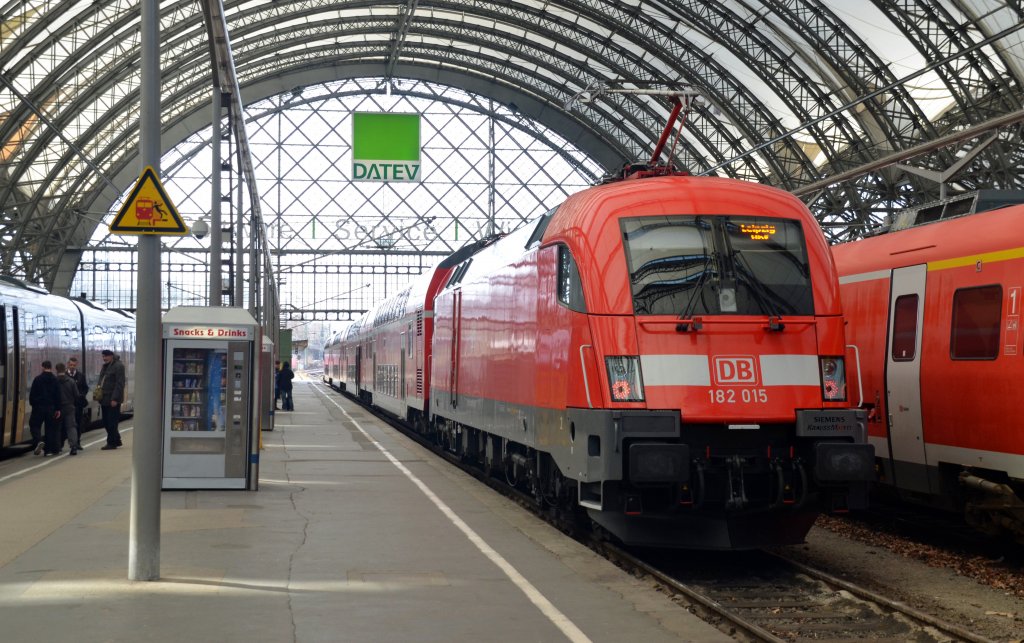 182 015 stand am 31.03.12 mit einem RE nach Leipzig im Hbf Dresden.