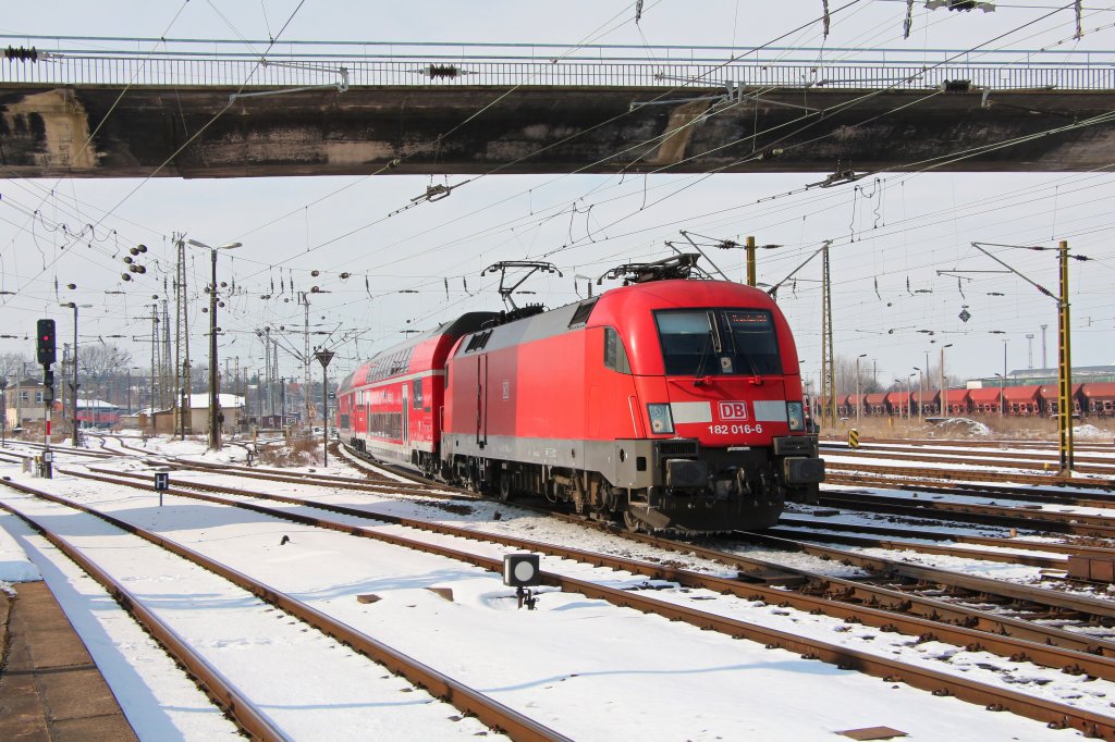 182 016-6 erreicht am 14.03.13 mit RE 17065  SAXONIA  Riesa. Anscheinend haben ein oder zwei Hamster Winterschlaf gehalten.