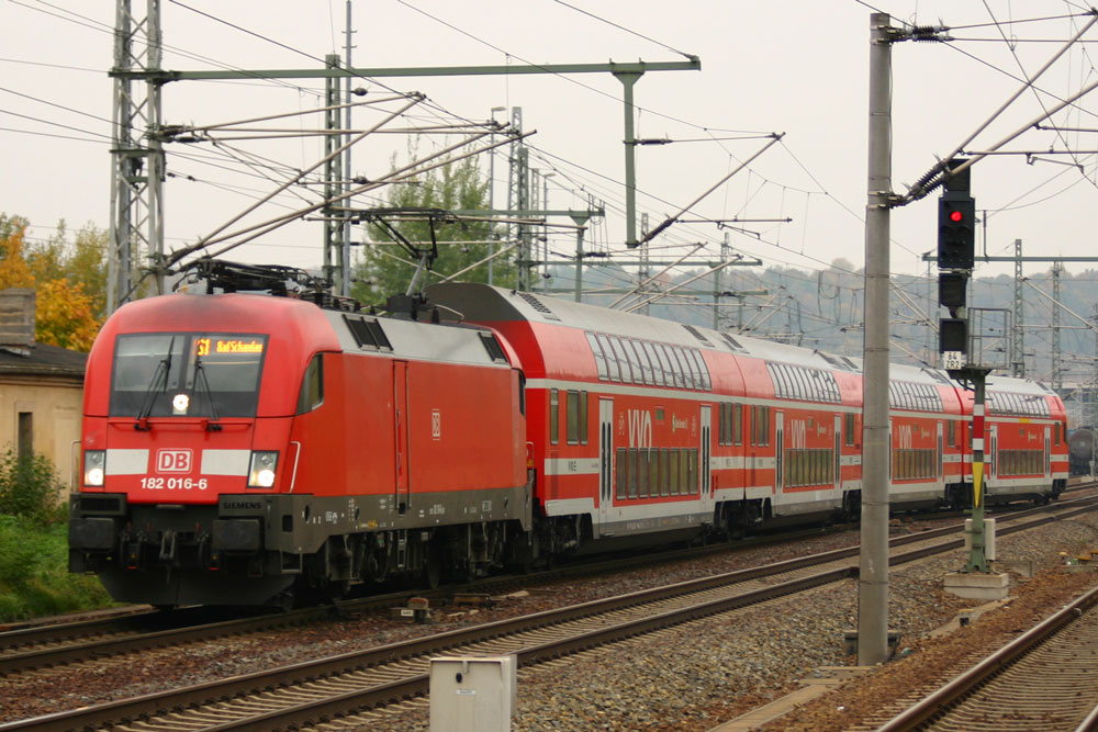 182 016 fhrt mit S1 nach Bad Schandau in Pirna ein. 27.10.2011