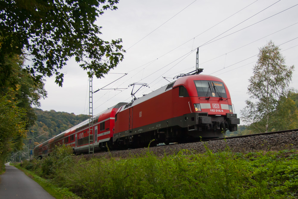 182 016 mit S1 nach Schna zwischen Obervogelgesang und Wehlen. 04.10.2012