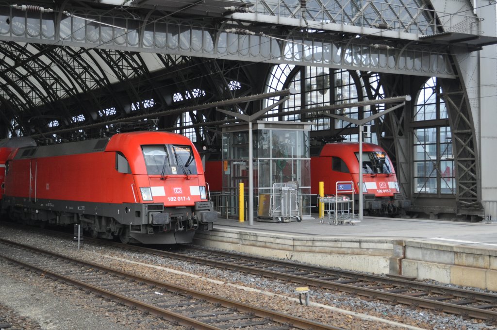 182 017 und 182 018 im Dienst der S-Bahn Dresden am Hauptbahnhof am 20.11.2011