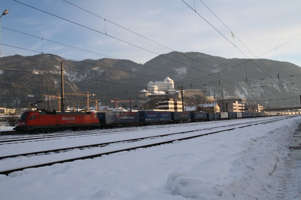 182 017-4 ``Railion Logistik`` wartet am 4.1.2011 in Kufstein auf die Ausfahrt nach Mnchen. Die roten 182 der DB sind im Inntal eine Seltenheit geworden.