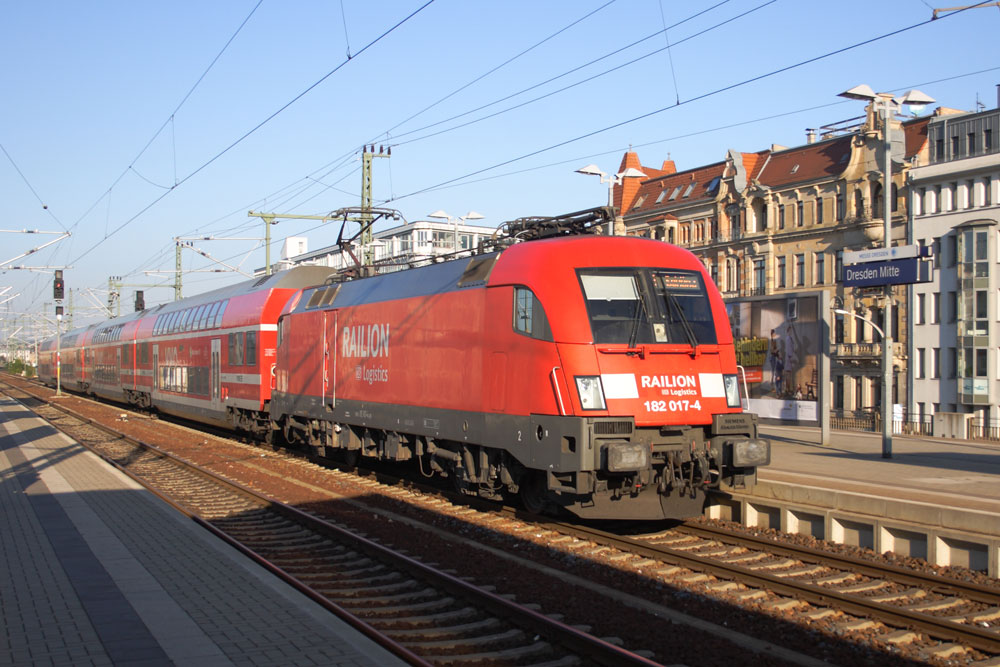 182 017 fhrt mit S1 nach Schna in Dresden-Mitte ein. 16.10.2011