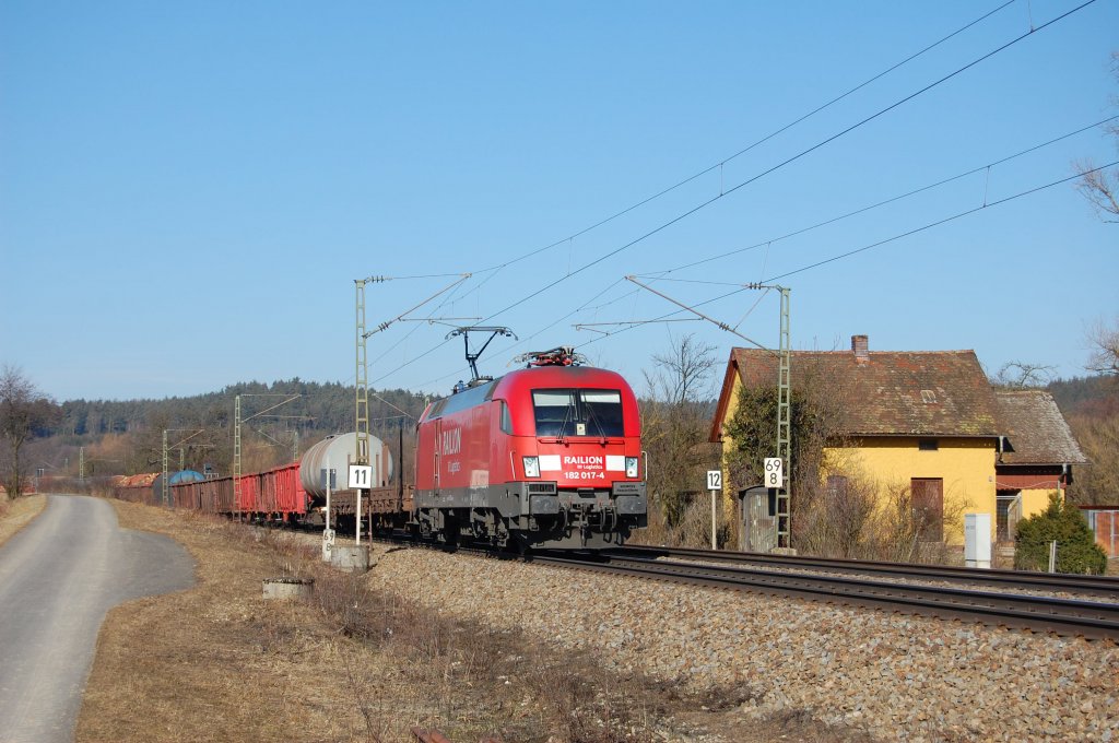 182 017 mit Gterzug am 02.03.2011 bei Plling