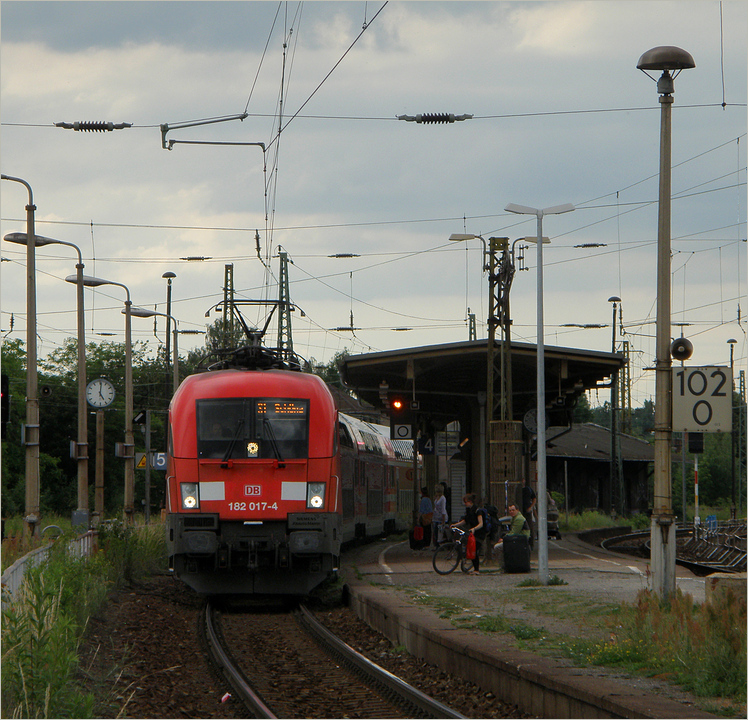 182 017 mit S-Bahnzug in Coswig, 10.06.2012