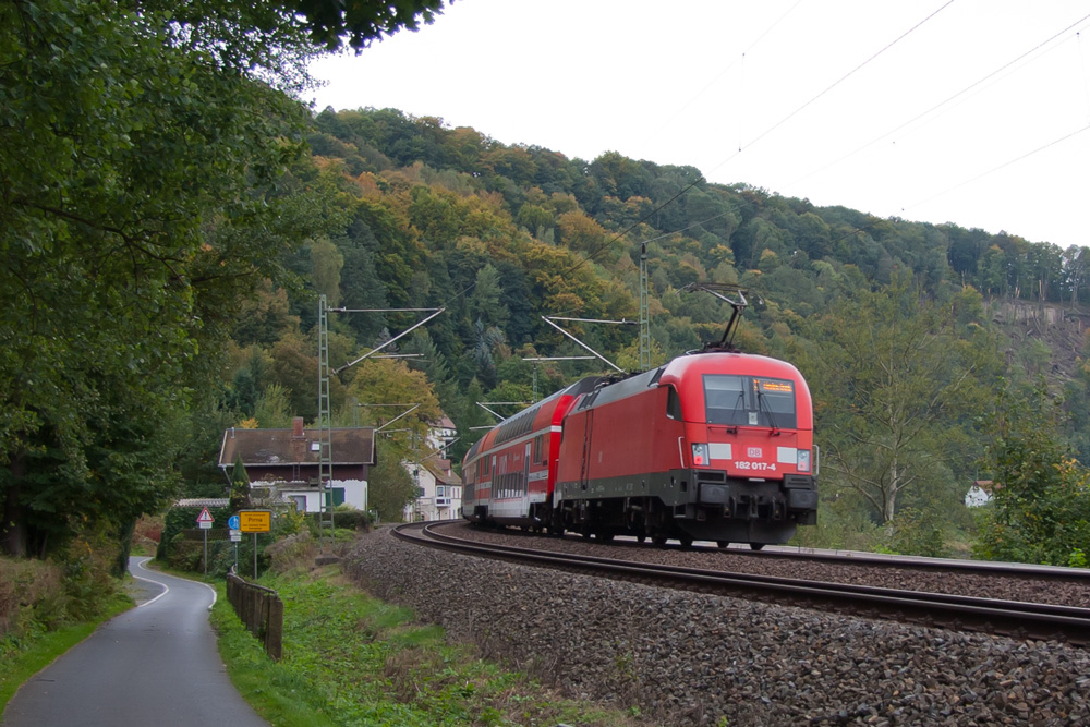 182 017 mit S1 nach Meissen-Triebischtal zwischen Wehlen und Obervogelgesang. 04.10.2012