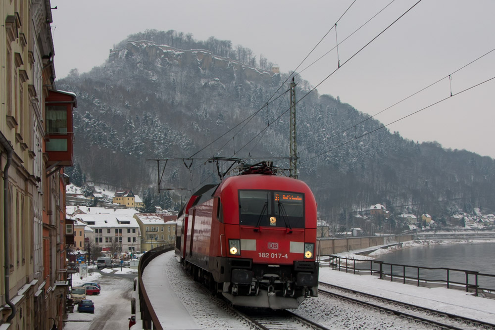 182 017 mit der S1 nach Bad Schandau erreicht den Bahnhof Knigstein. 22.02.2013