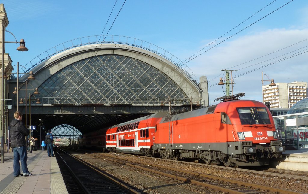 182 017 mit der S1 Schna, erhielt aufgrund des nochnicht eingetroffenen Sonderzuges ebenfalls viel Aufmerksamkeit der Fotografen.
Dresden 10.12.11
