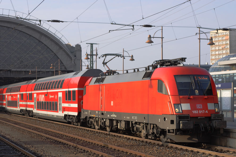 182 017 zieht die S1 nach Schna aus dem Dresdner Hbf. Die Railion-Schriftzge wurden erst krzlich entfernt. brig geblieben ist das nun sehr komisch plazierte DB-Zeichen. 30.10.2011