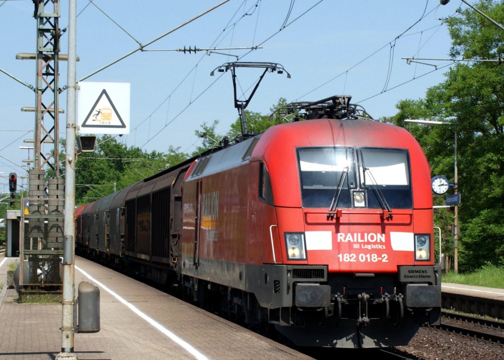 182 018-2 durchfhrt mit einen sehr langen gem. Gz den Bahnhof Georgensmnd Richtung Mnchen am 10.06.2010