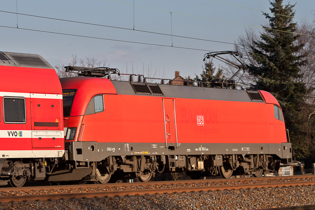 182 018-2 (ehemals Railion DB Logistics) schiebt eine S-Bahn der Linie S1 aus dem Bahnhof Coswig nach Meien. (09.03.2012)