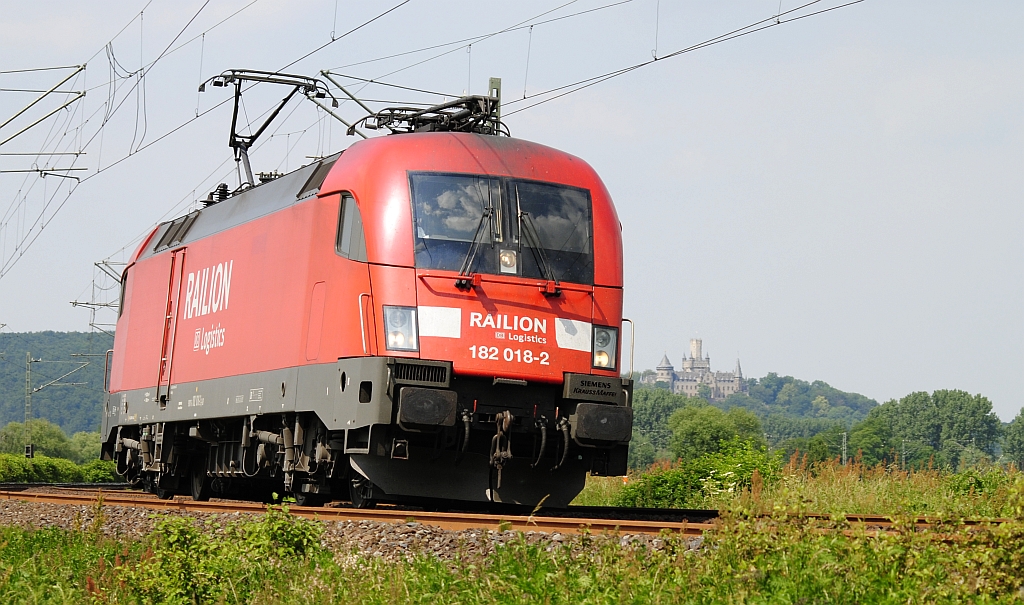 182 018 am Nachmittag des 23. Juni 2010 auf dem Weg nach Elze (hier bei Burgstemmen)