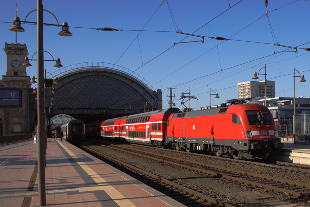 182 018 fhrt mit S1 nach Meien in Dresden Hbf ein. 16.10.2011
