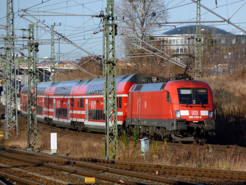182 018 mit der S1 bei der Ausfahrt aus dem Dresdner Hauptbahnhof in Richtung Meien.
11.12.11